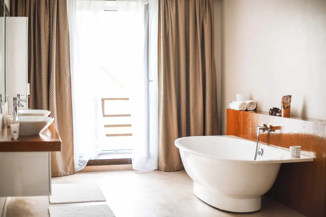 Salle de bain avec des murs et un sol en béton ciré beige à Aix-en-Provence